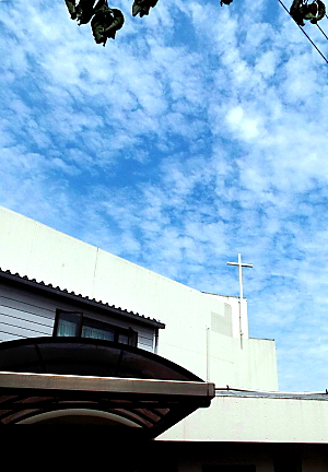 十字架とひつじ雲